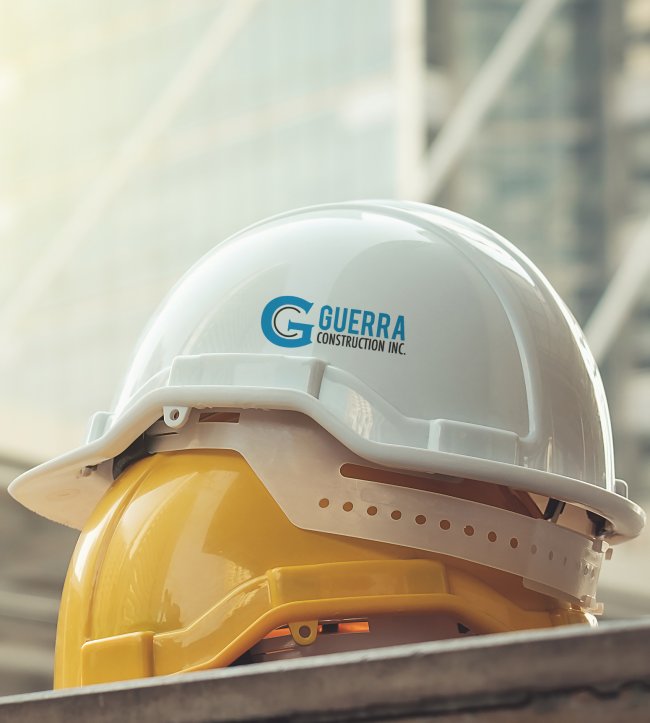 2 casques de construction avec logo de Guerra Construction