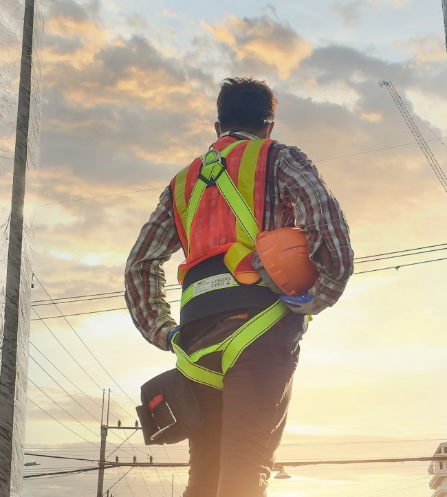 employé en construction de dos avec vue sur le ciel