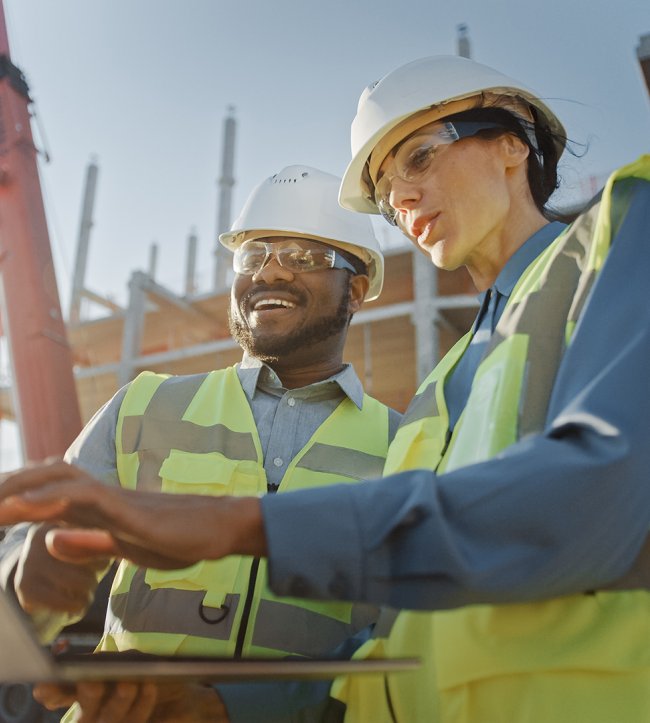 Deux employés en construction avec un laptop